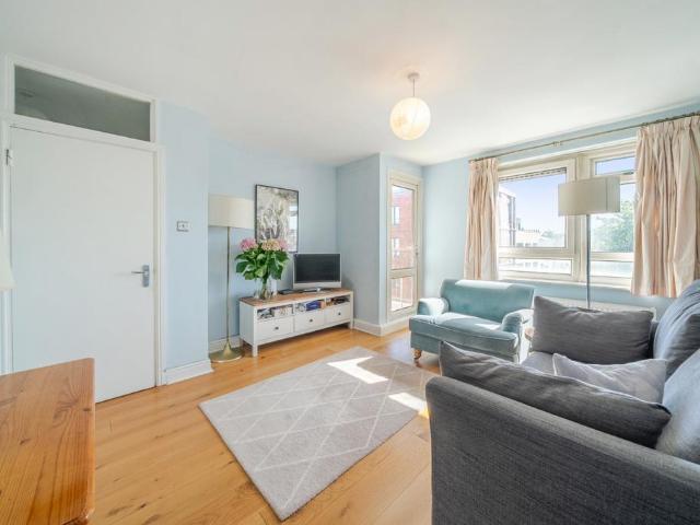 Flat for sale in London Borough of Lambeth, Greater London