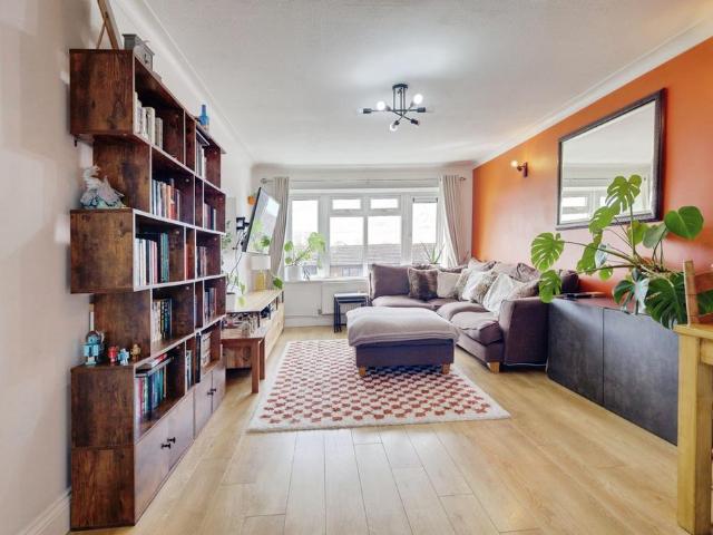 Flat for sale in Wickford