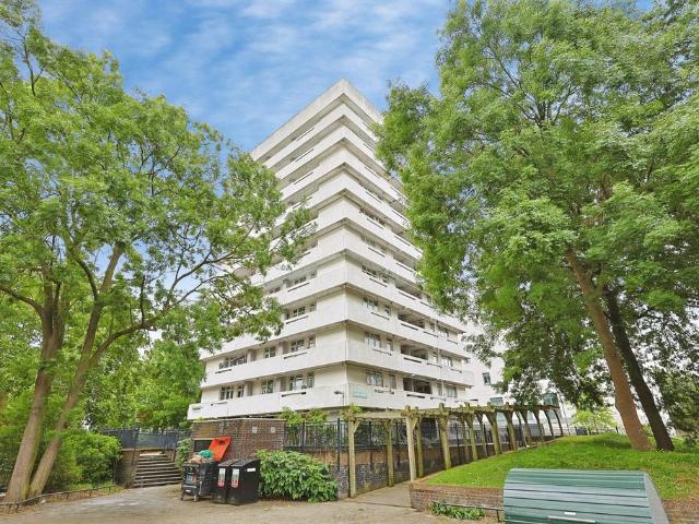 Flat for sale in Battersea, Greater London