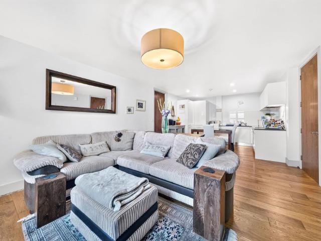 Flat for sale in Clapham, Greater London