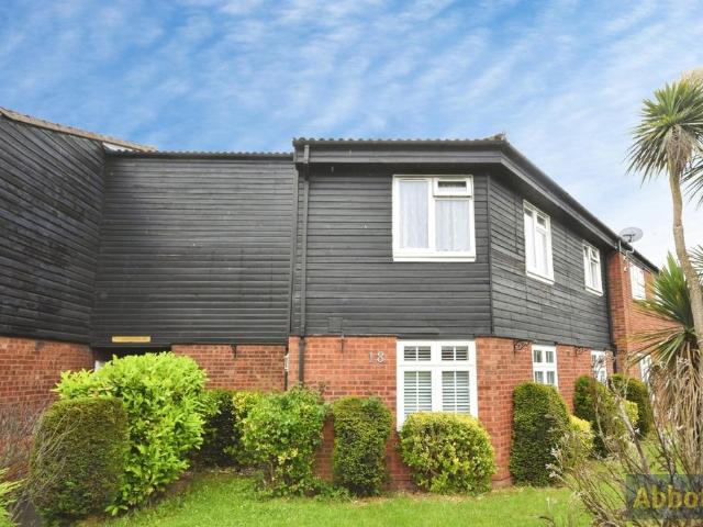 Flat for sale in Alton Barnes, Essex