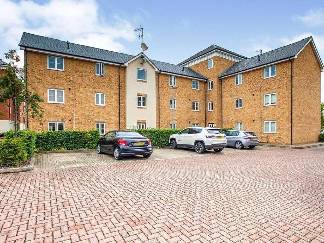 Flat for sale in Kingswood, North Watford