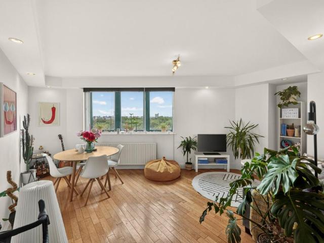 Flat for sale in Mapesbury, Greater London