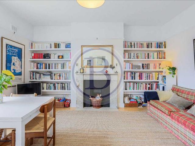 Flat for sale in Holloway, Greater London