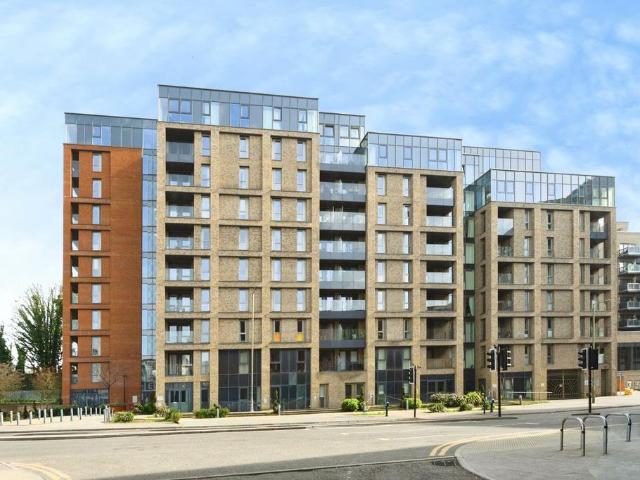 Flat for sale in Red Hill, Surrey