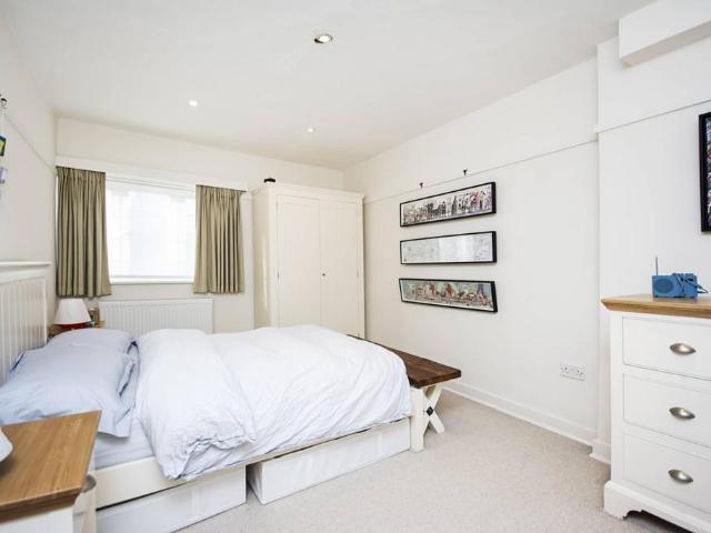 Flat for sale in Golders Green, Greater London