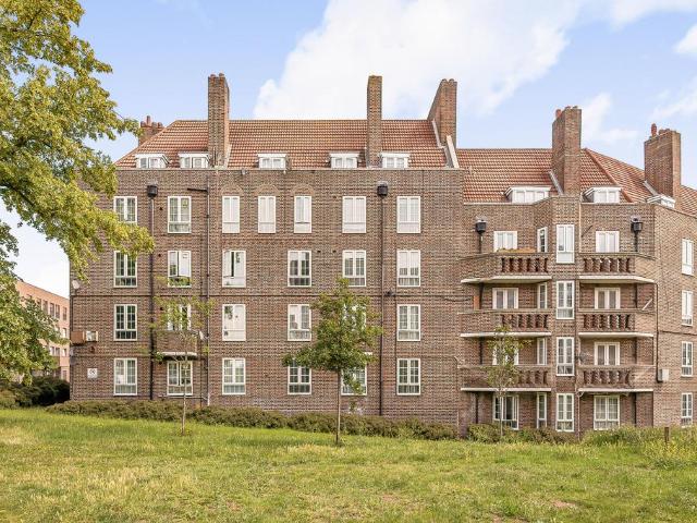 Flat for sale in East Dulwich, Greater London