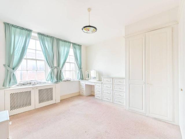 Flat for sale in Bayswater, Greater London
