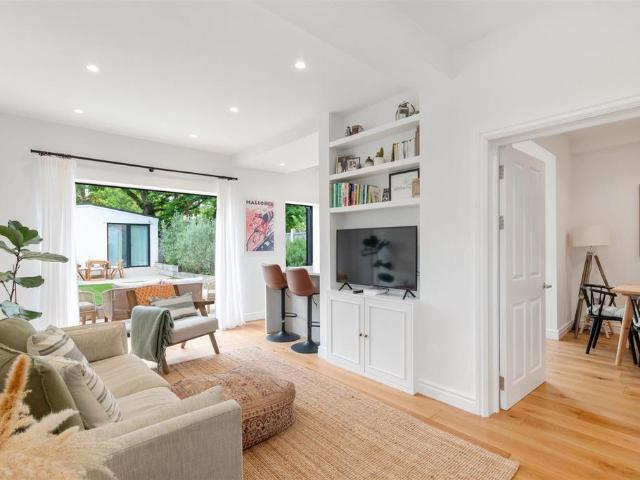 Flat for sale in London Borough of Merton, Raynes Park