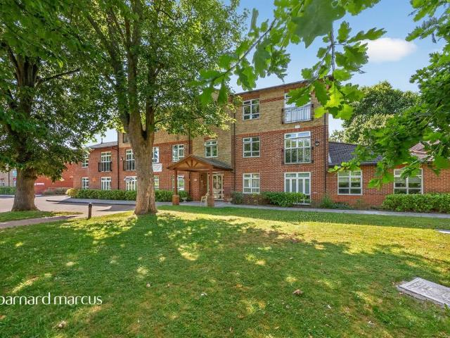 Flat for sale in Wallington, Greater London
