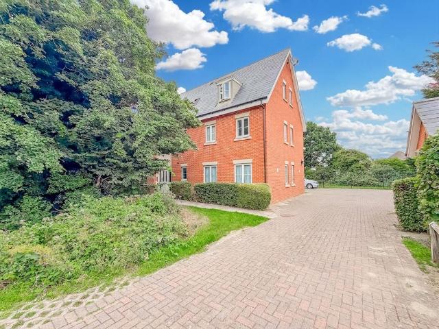 Flat for sale in Barling, Essex