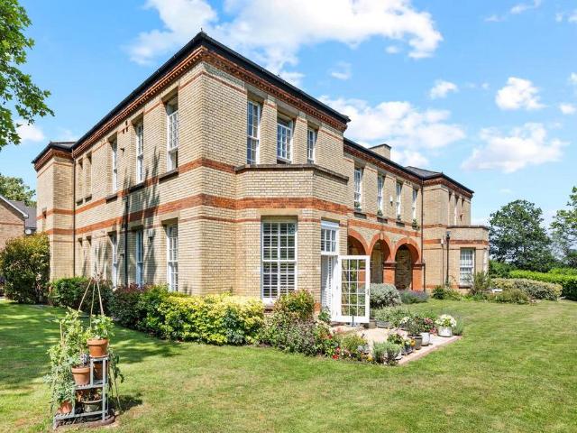 Flat for sale in Manor Park, Epsom
