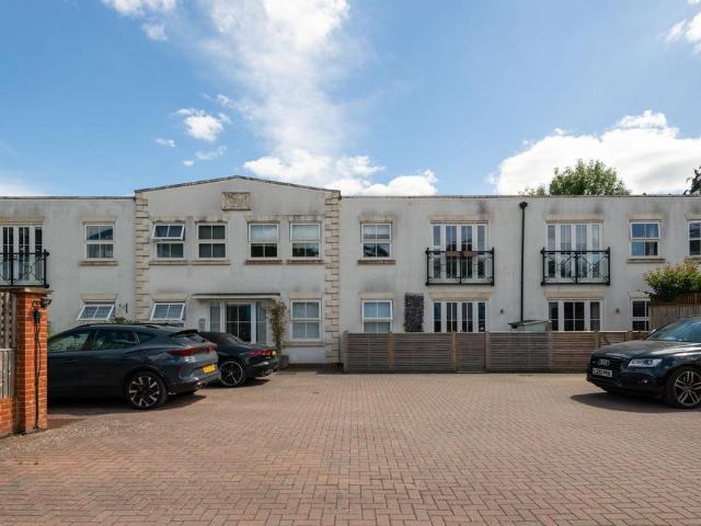 Flat for sale in Red Hill, Surrey