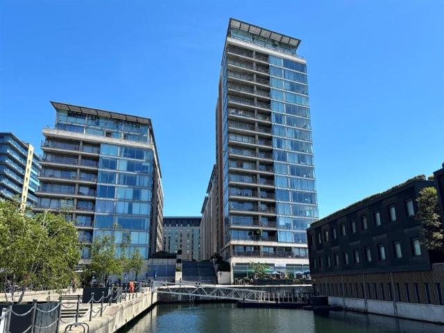 Flat for sale in Canning Town, Greater London