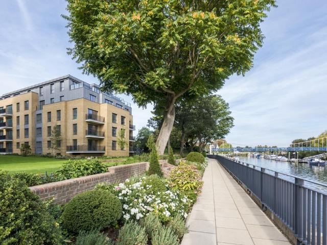 Flat for sale in Hampton Wick, Greater London