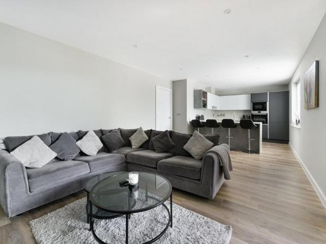 Flat for sale in Hillview, Surrey