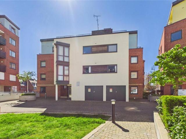 Flat for sale in Heol-las, Surrey