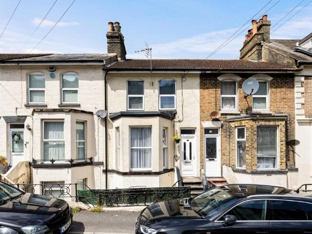 Flat for sale in Clarendon, Ash