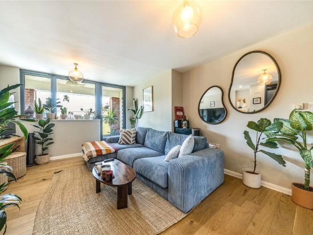 Flat for sale in South Hackney, Greater London
