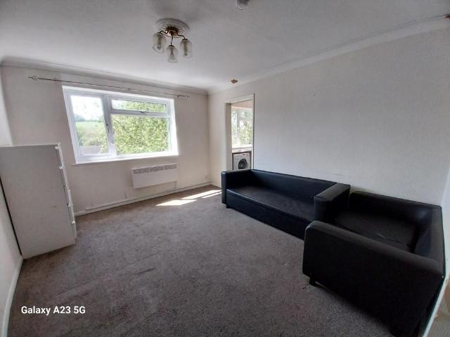 Flat for sale in Chepping Wycombe, Loudwater
