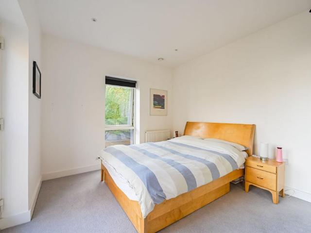 Flat for sale in Bromley-by-Bow, Bow