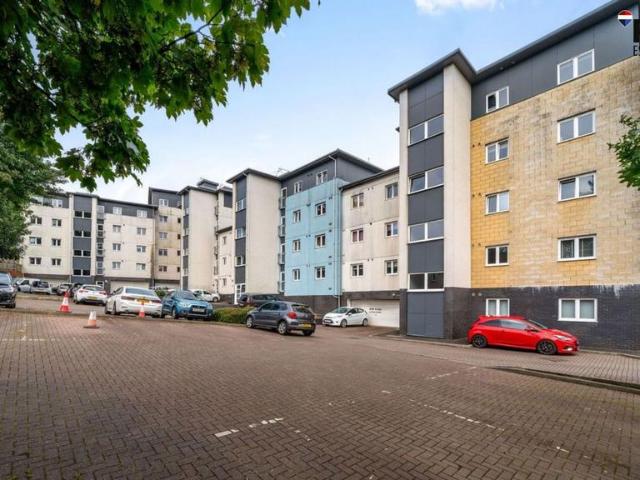 Flat for sale in Callendar Park, Scotland