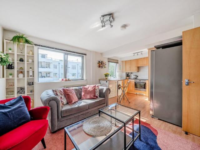 Flat for sale in London Borough of Wandsworth, Greater London