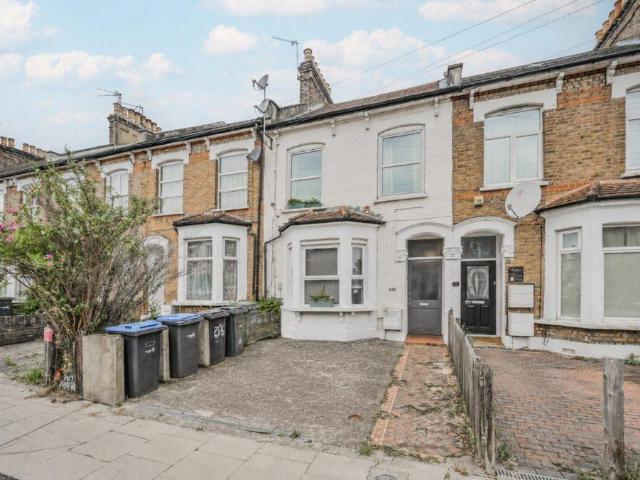 Flat for sale in Palmers Green, Greater London