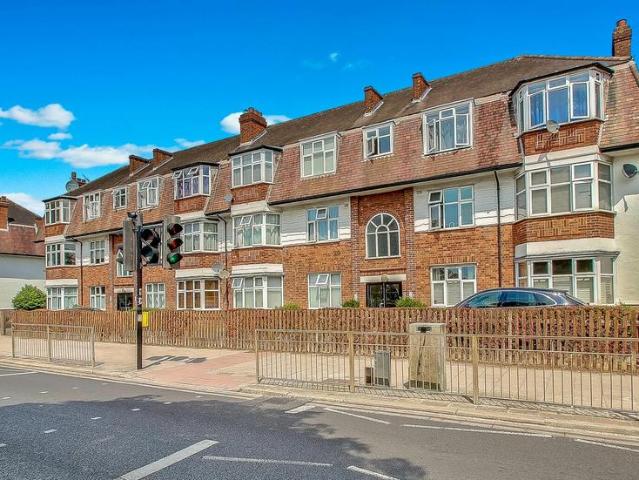 Flat for sale in Finchley, Greater London