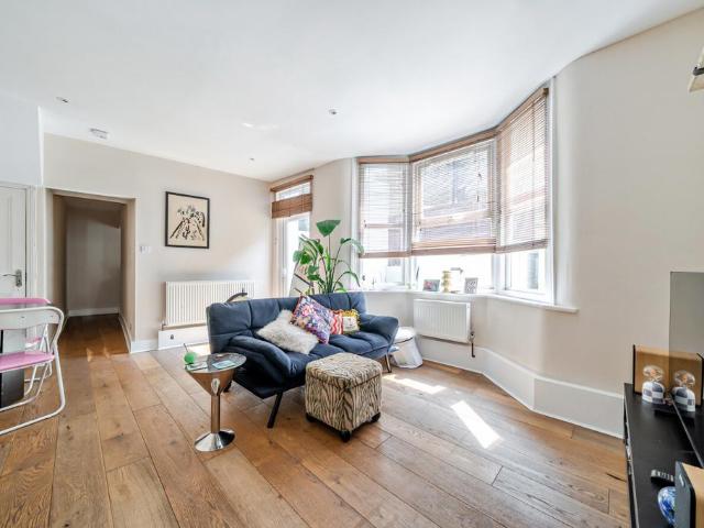 Flat for sale in Nunhead, Greater London