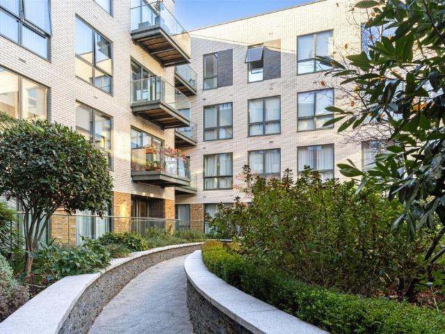 Flat for sale in London Borough of Richmond upon Thames, Greater London