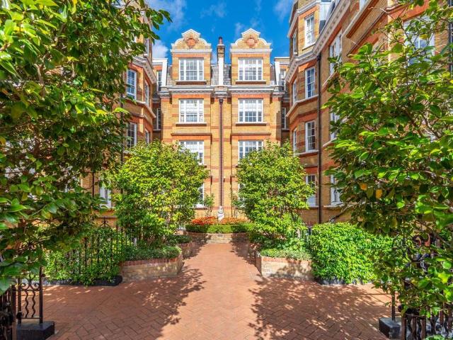 Flat for sale in Kensington, Greater London