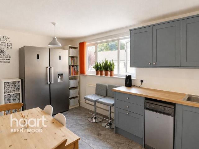 Flat for sale in Pilgrims' Hatch, Navestock Side