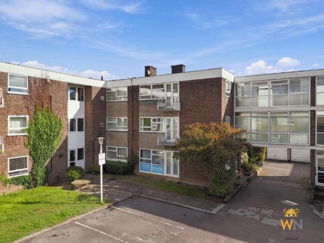 Flat for sale in Shenfield, Brentwood