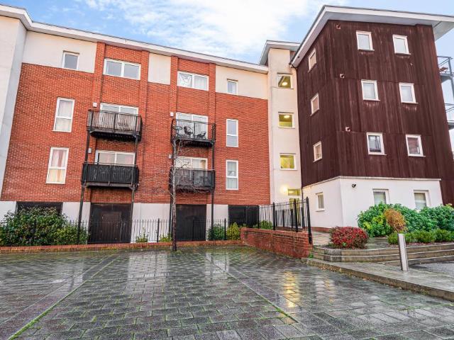 Flat for sale in Whitley, Reading