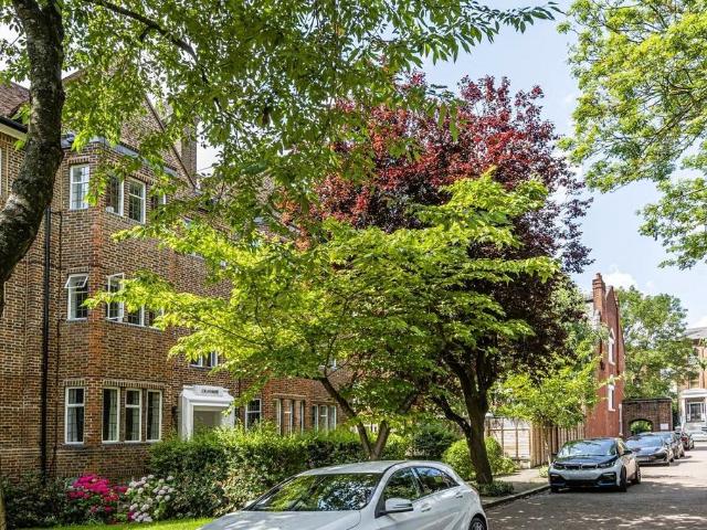 Flat for sale in Belsize Park, Greater London
