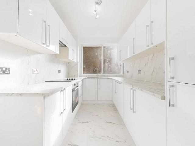 Flat for sale in Kensington, Greater London