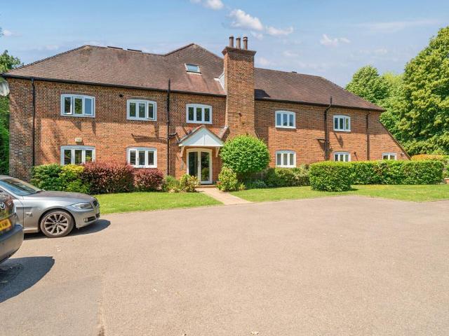 Flat for sale in Fole, Surrey