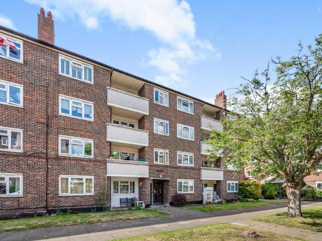 Flat for sale in Kew, Greater London