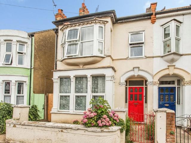 Flat for sale in Alton Barnes, Essex