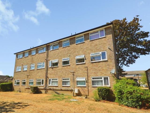Flat for sale in Whitton, Greater London