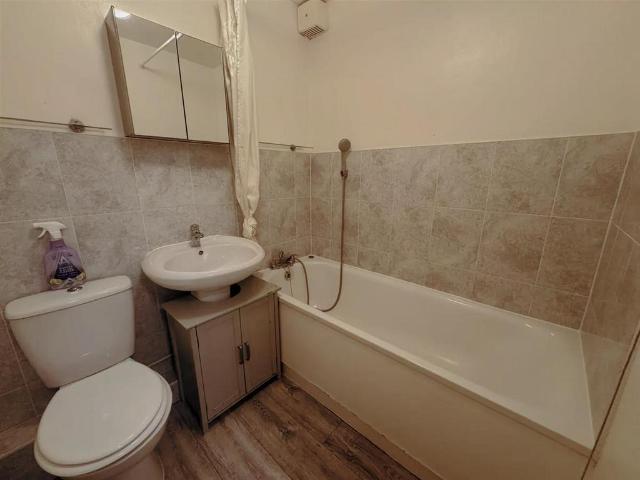 Flat for sale in Bowes Park, Greater London