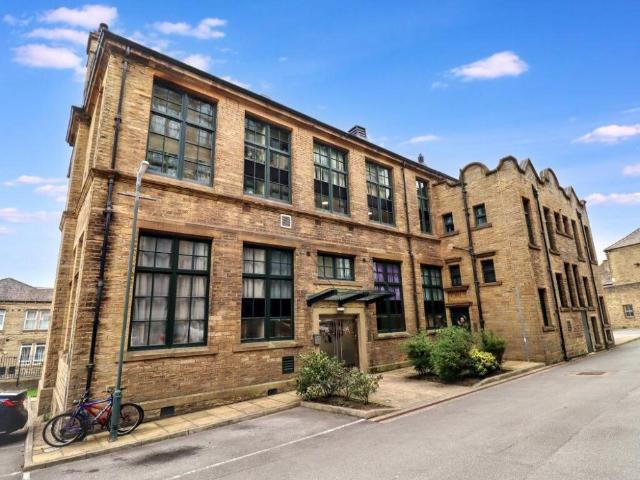 Flat for sale in West Yorkshire