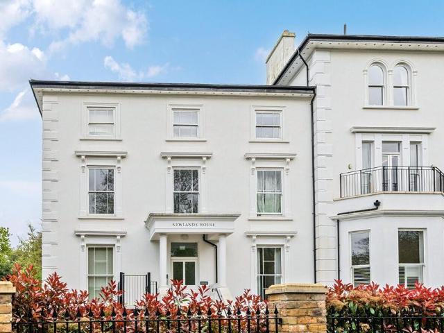 Flat for sale in Surbiton, Greater London