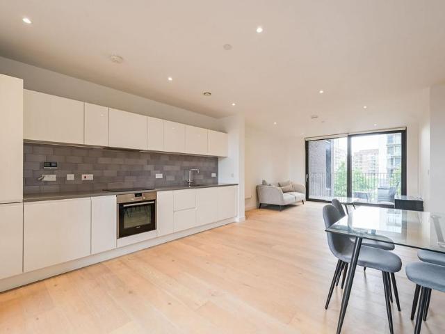 Flat for sale in Silvertown, Greater London