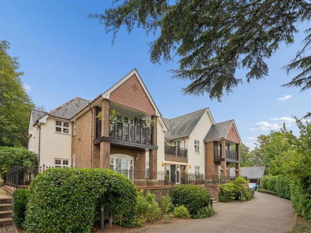 Flat for sale in Batchworth, Hertfordshire