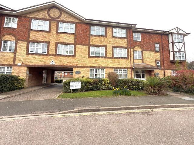 Flat for sale in Spring Park, Luton