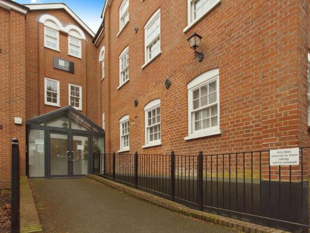 Flat for sale in Duton Hill, Essex