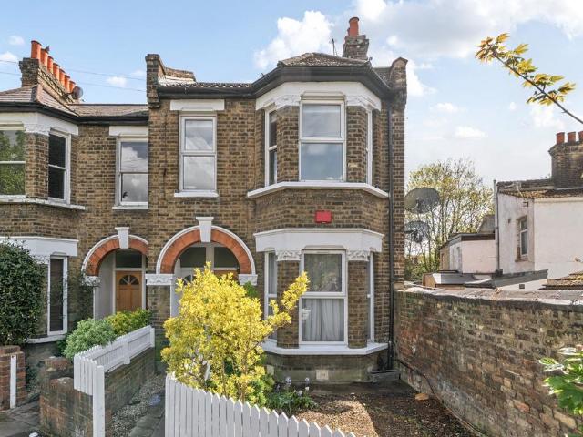Flat for sale in London Borough of Ealing, Greater London