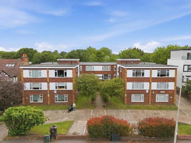 Flat for sale in Snaresbrook, Greater London
